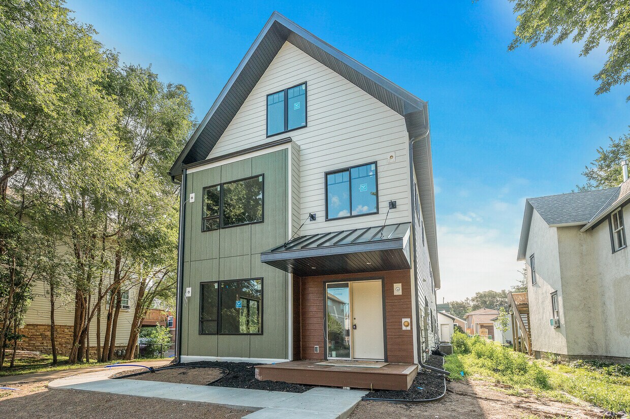 Primary Photo - 1733 3rd St NE