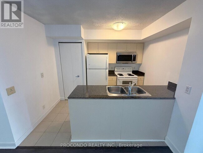 Building Photo - 373 Front St W