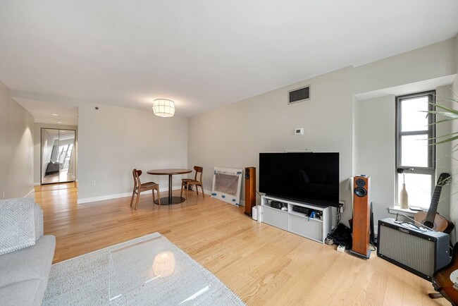 Building Photo - 931 Massachusetts Ave