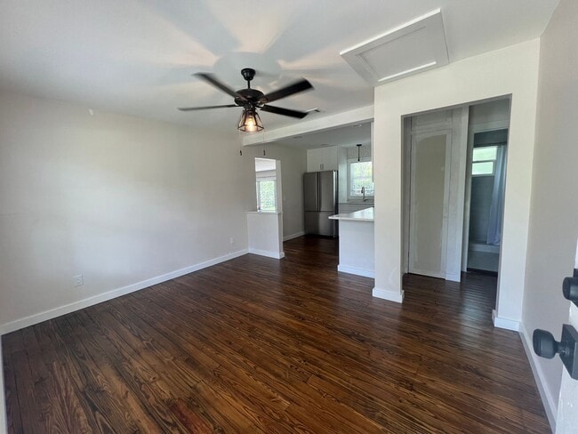 Foto del edificio - ANNUAL ** $1,600/month ** 3/4 Mile from Su...