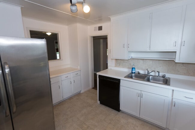 Building Photo - 2 BR House