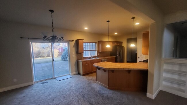 Building Photo - SE Bend 3 bed 2.5 bath Plus BONUS-Fenced