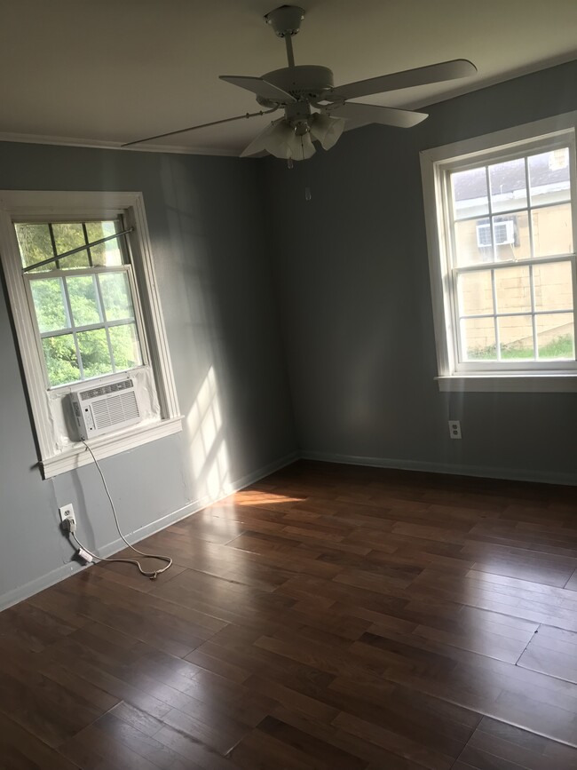 Dining room - 1301 N Green St