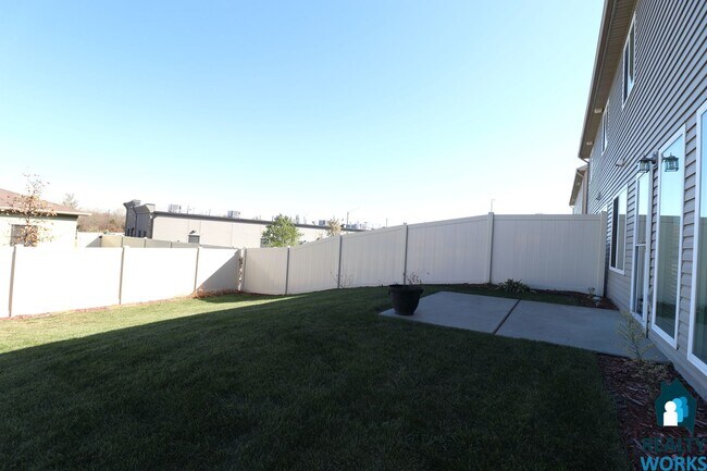 Foto del edificio - Great Sized 3 bed Townhome!