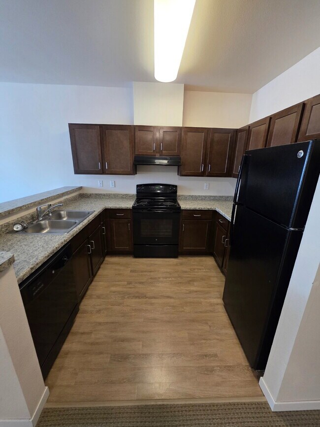 Foto del edificio - 2 Bedroom | 1 Bathroom 2nd Floor Apartment Available RIGHT NOW!