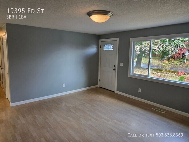 Building Photo - Home With Great Back Yard in Beautiful Ore...