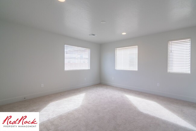 Building Photo - Spacious 4 Bedroom Home Near Hiking Trails