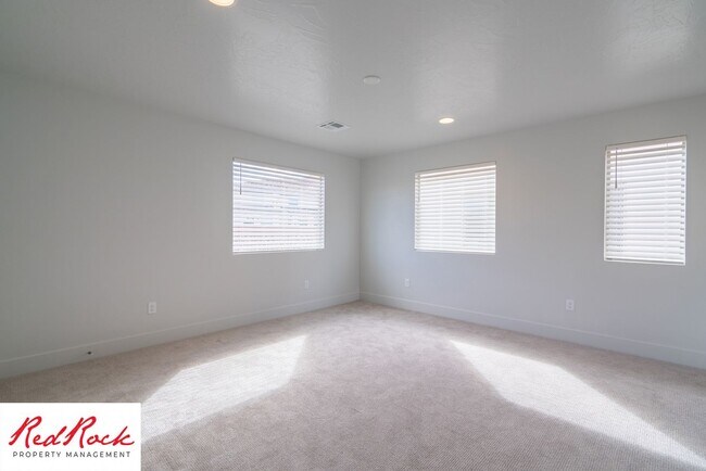 Foto del edificio - Spacious 4 Bedroom Home Near Hiking Trails