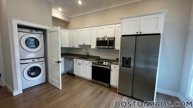 Building Photo - 16-18 Highgate (Roomate Rental) St.
