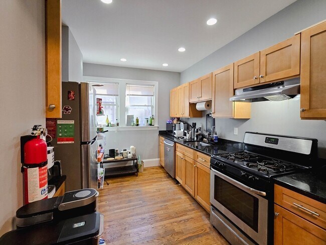 Foto del edificio - 229-231 Chestnut Hill Ave