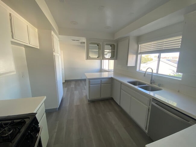 Photo - Julian House (DMM125)