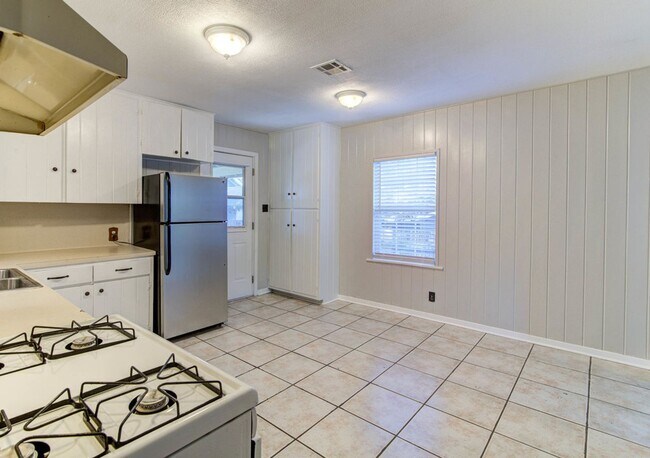 Foto del edificio - Charming 3bed/2bath home in Rosedale, comp...