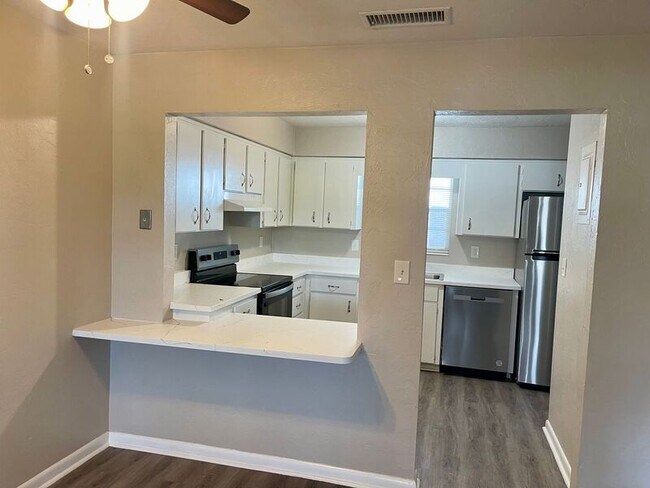 Foto del edificio - 2220 NW 55th Blvd