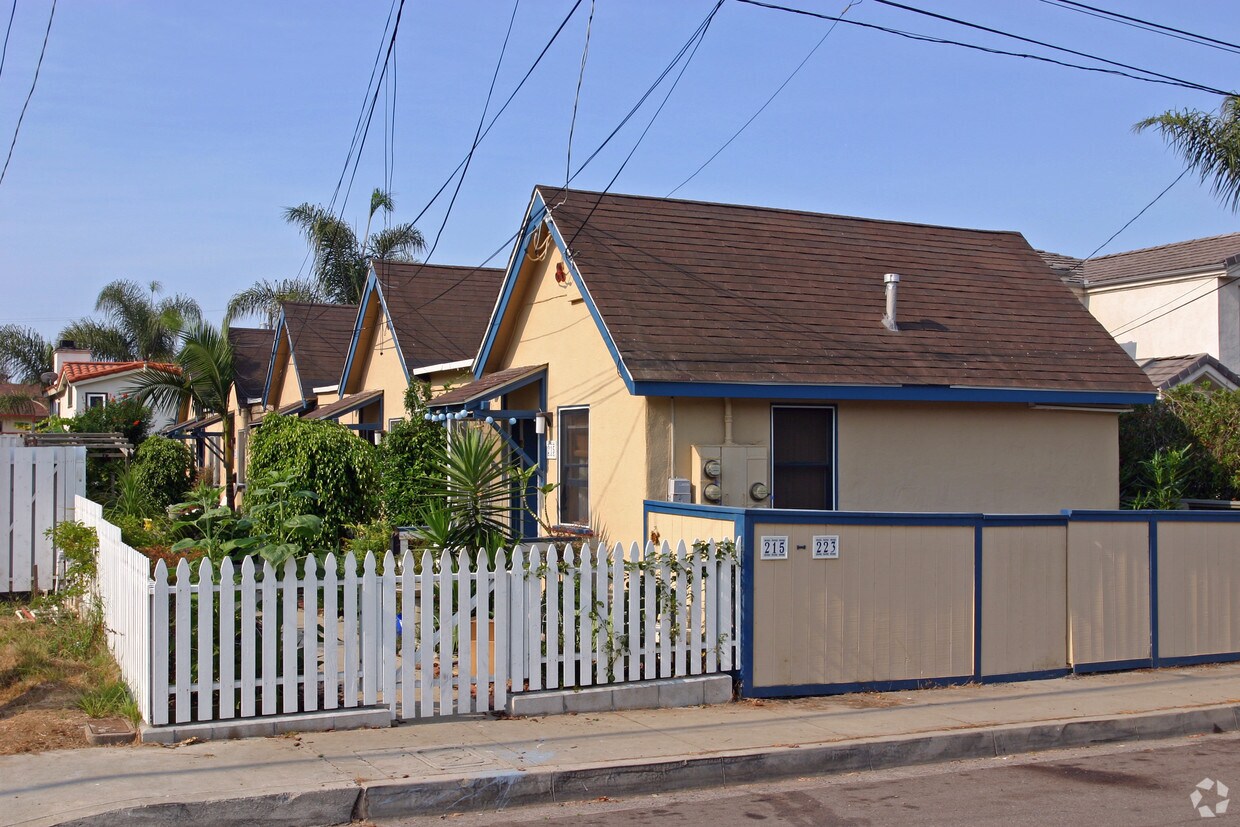Building Photo - Moonlight Village