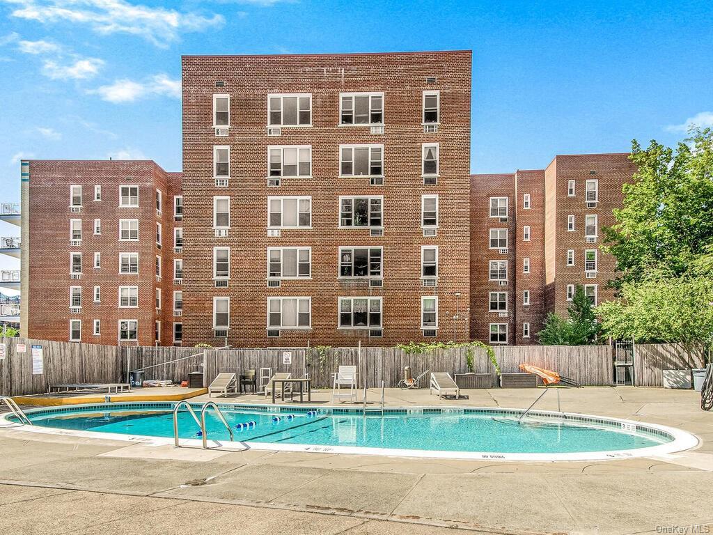 Primary Photo - 2390 Palisade Ave