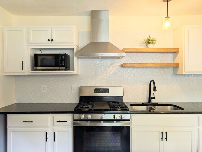 Foto del edificio - Fully Renovated 3BR/2BA, Fenced Yard, Pet-Friendly — Minutes to Fort Benning — Lawn Care, Pest Co...