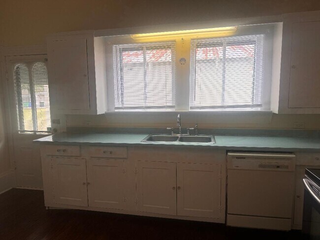 Kitchen - 210 W Oak St