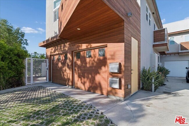 Foto del edificio - 4238 Jasmine Ave