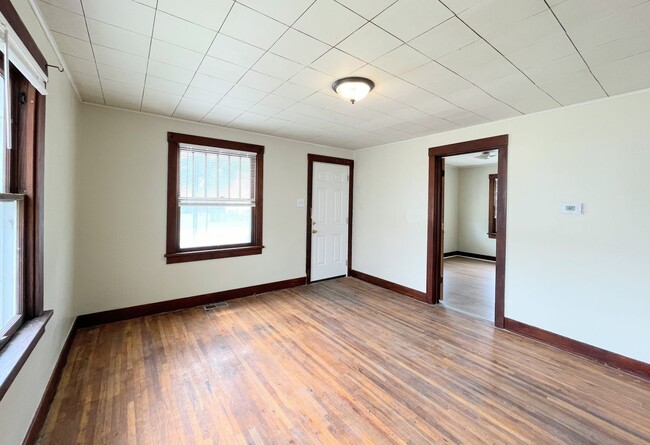Building Photo - Large 1 bedroom home