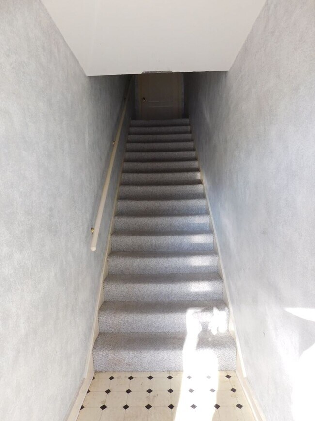 Building Photo - 914 Washington Post Road - Upstairs Apartm...