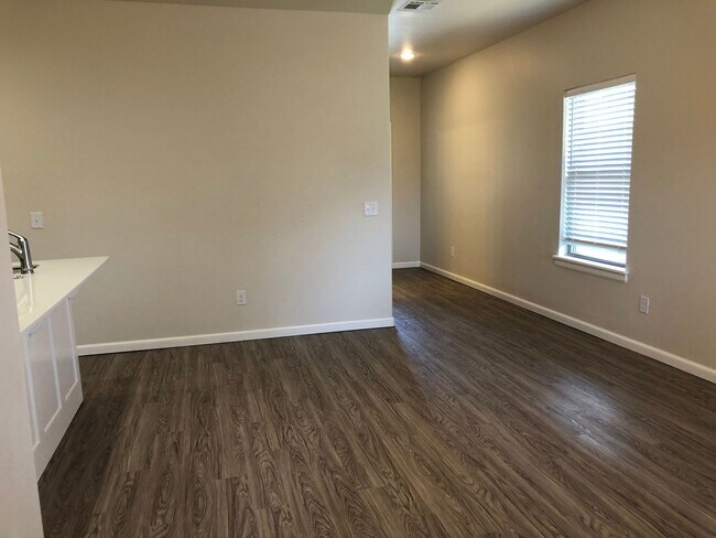 Building Photo - 2 story duplex in Newcastle