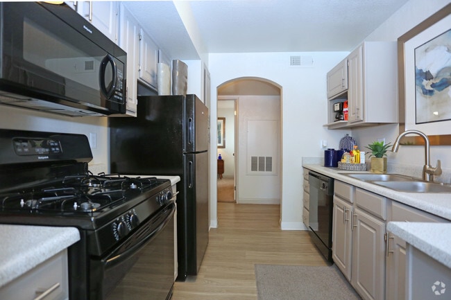 1BR, 1BA - 814 SF Kitchen - Vintage Pointe