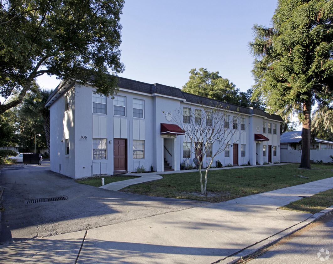 Primary Photo - The Oaks Apartments