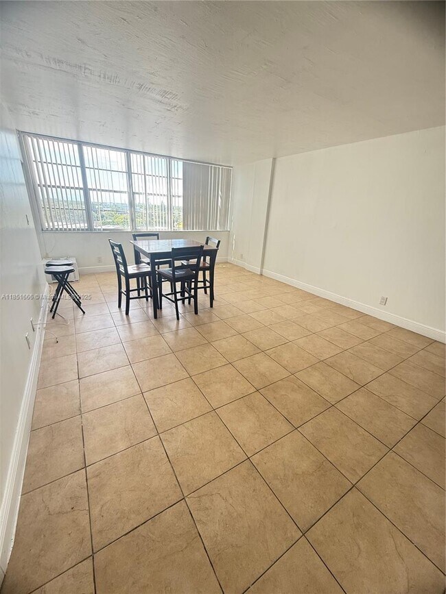 Foto del edificio - 2025 NE 164th St