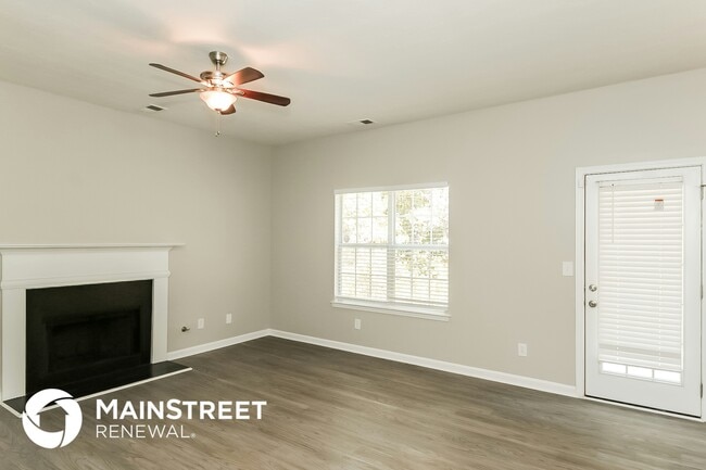 Building Photo - 3230 Diamond Blf