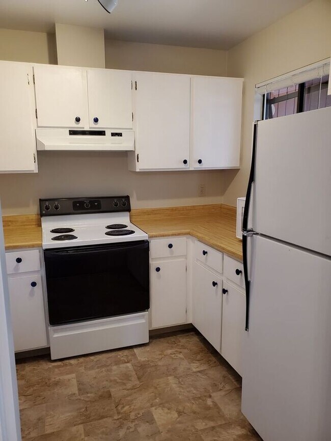 Foto del edificio - Second level, end unit 2 bed, 1 bath condo...