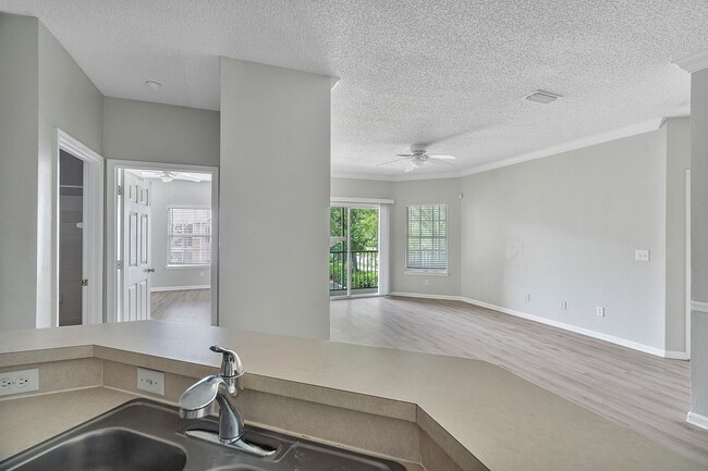 Building Photo - 2 bedroom/ 2 bathroom condo on Southside!