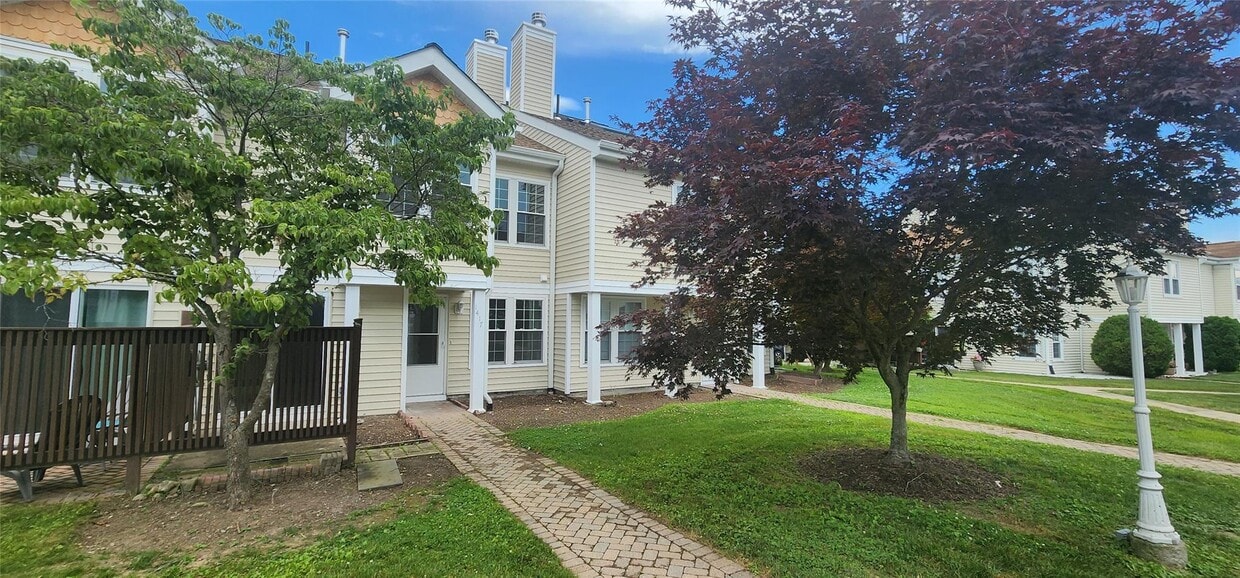 Primary Photo - 1417 Whispering Hills Dr