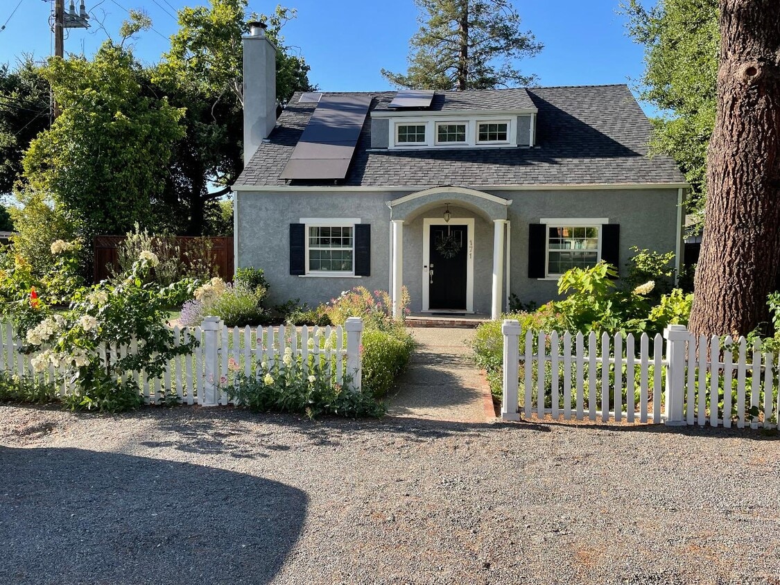 Foto principal - 171 W Portola Ave