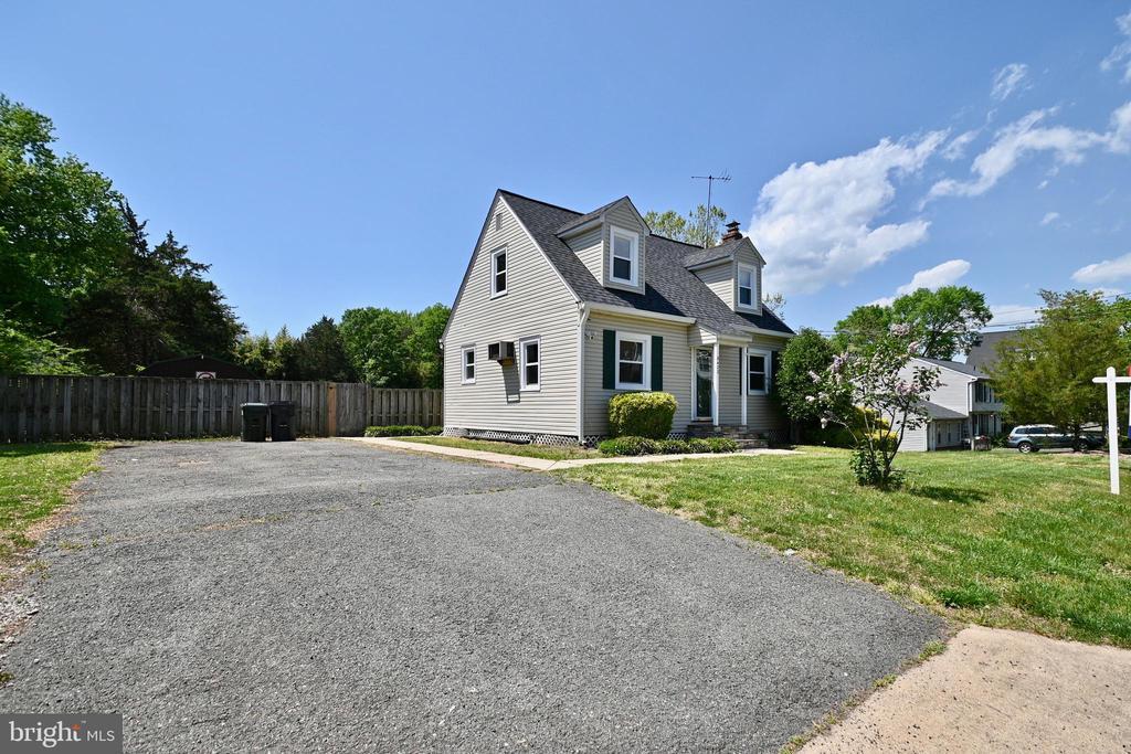 Primary Photo - 8422 Radford Ave