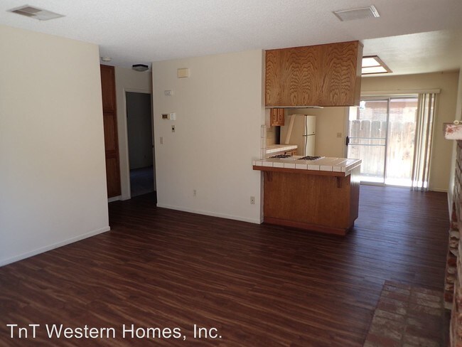 Building Photo - 1009 W Atkins Ave