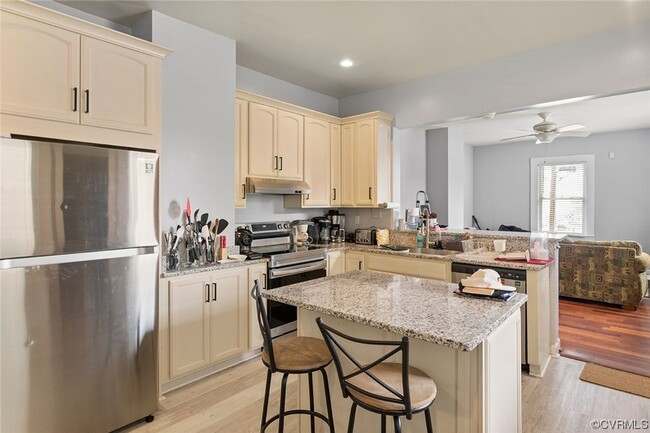Building Photo - Huge 5 Bedroom House Next to VCU With Off ...