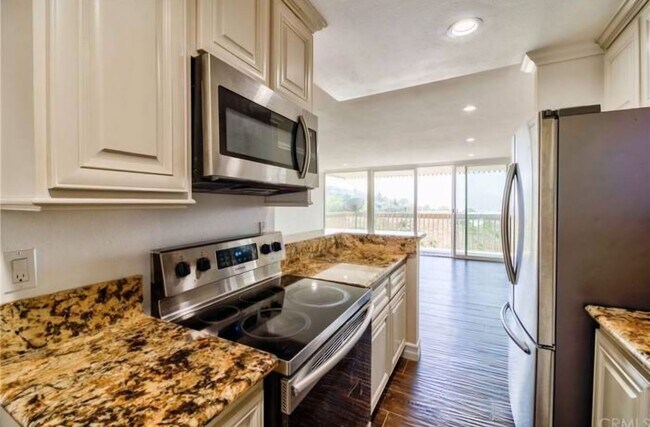 Building Photo - 6526 Ocean Crest Dr