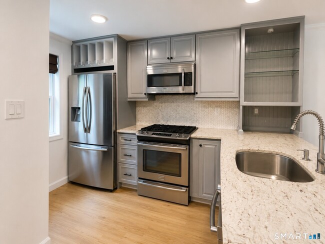 Building Photo - 10 Evergreen Pl