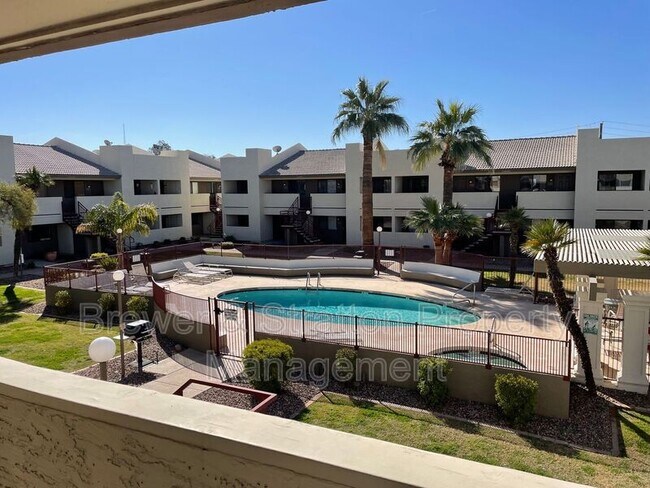 Foto del edificio - 3301 E Earll Dr