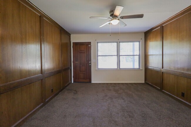 Building Photo - 3 Bed | 1 Bath in West Tulsa!