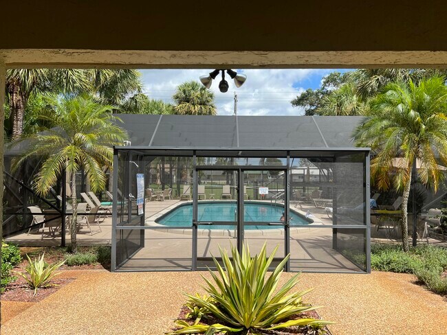 Foto del edificio - 4075 Palm Forest Dr N
