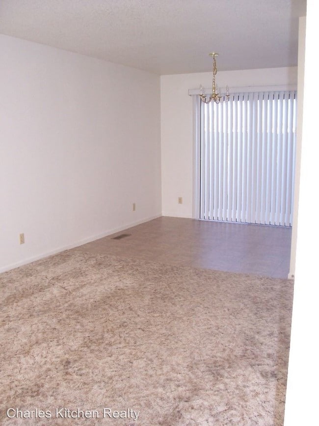 Building Photo - 4652 Oak St