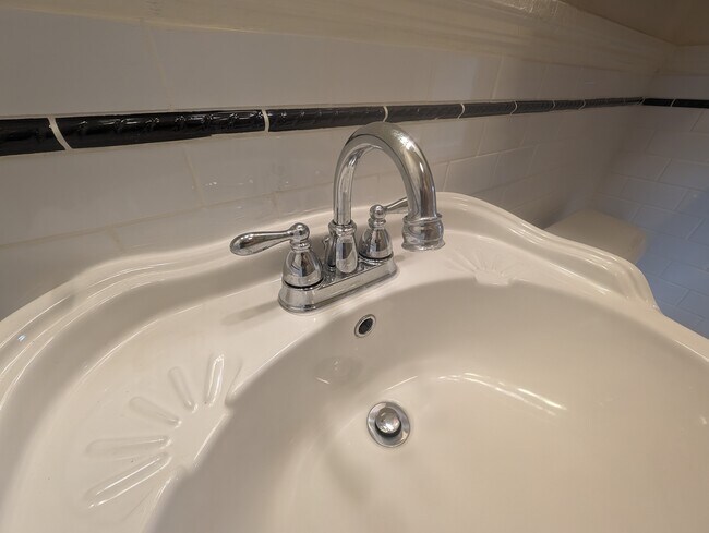 Foto del edificio - 7 N Arthur Ashe Blvd