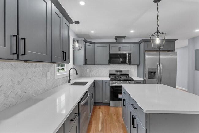 Building Photo - 160 Chatham St