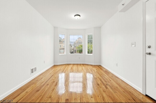 Building Photo - 595 Monroe Ave