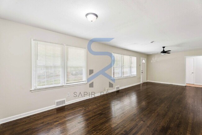 Building Photo - Paws Welcome! Charming 3BR Home in Historic Lithonia