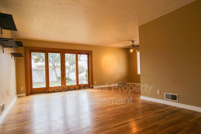 Building Photo - 295 Holbrook Dr