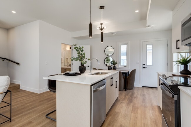 Photo du bâtiment - Modern 3-Bedroom Townhouse with Sophisticated Style