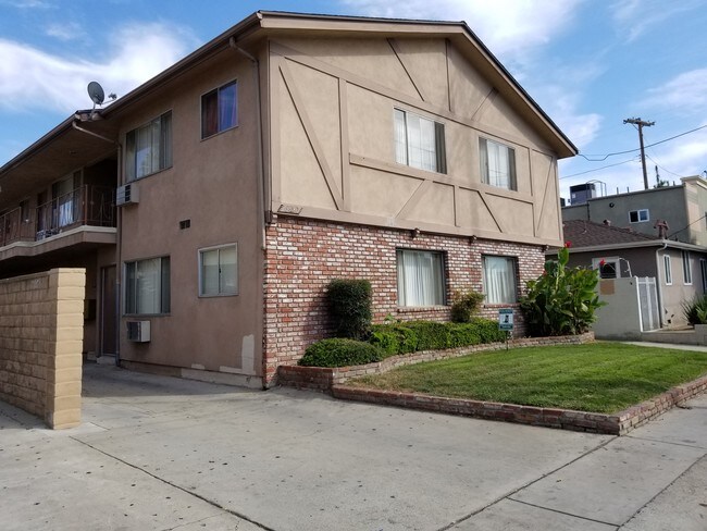 Foto del edificio - 6850 Woodley Ave