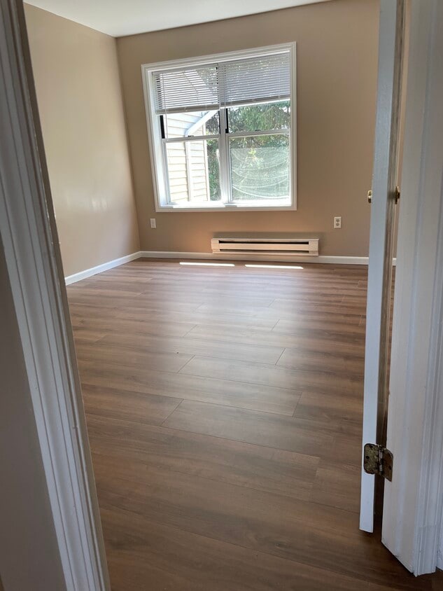 Primary Photo - 105 Pickwick Pl
